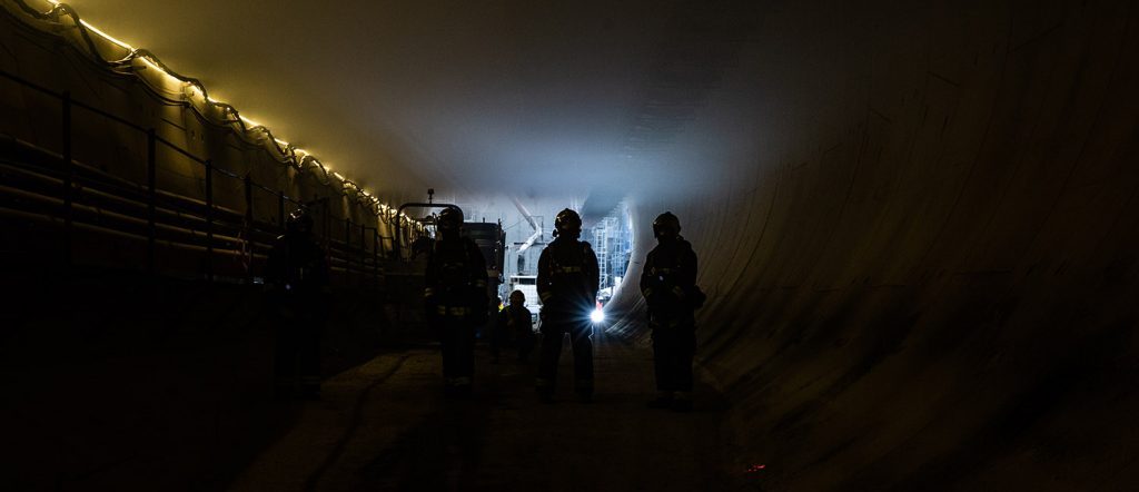 Pompiers Paris en exploration dans un tunnel en construction
