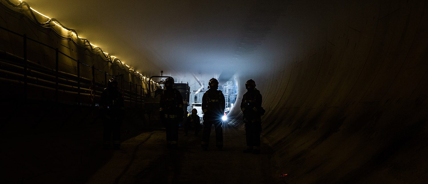 Pompiers Paris en exploration dans un tunnel en construction