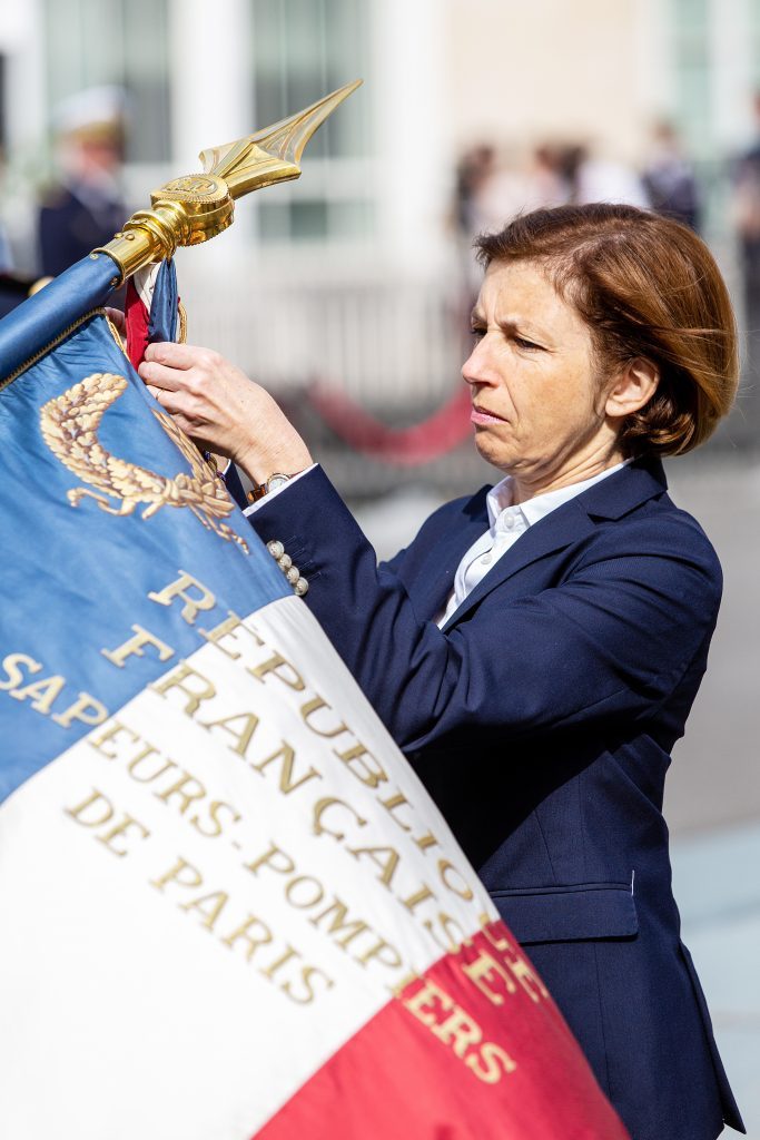 Madame Florence Parli, ministre des Armées décore le drapeau de la BSPP