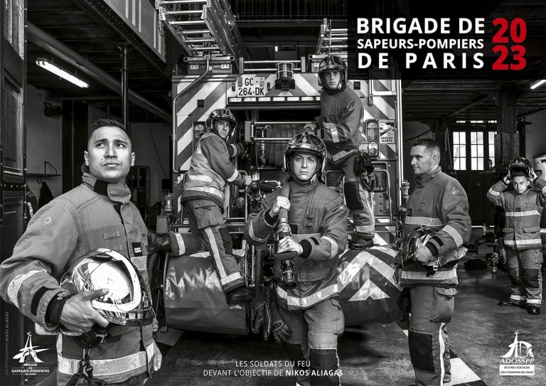 Le calendrier des pompiers 2018 - Pompiers Sans Frontieres - Flammarion -  Grand format - Librairie Gallimard PARIS